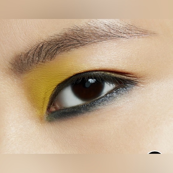 MAC Long Wearing, 8 Hours Highly Pigmented Pressed Eyeshadow-Going Bananas NEW - Picture 7 of 10